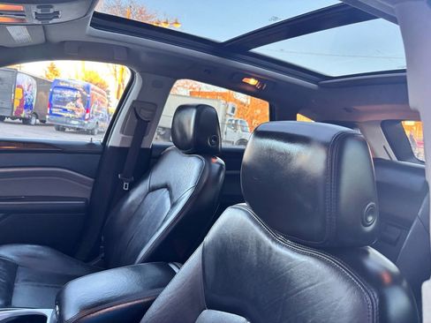 Used 2010 Cadillac SRX Luxury image 32