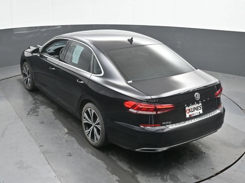 Used 2022 Volkswagen Passat 2.0T SE FWD image 31