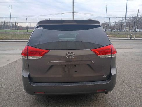 Used 2013 Toyota Sienna XLE image 6