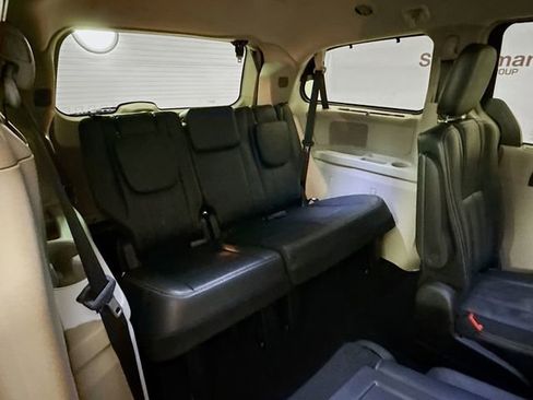 Used 2016 Chrysler Town & Country Touring w/ Driver Convenience Group image 28