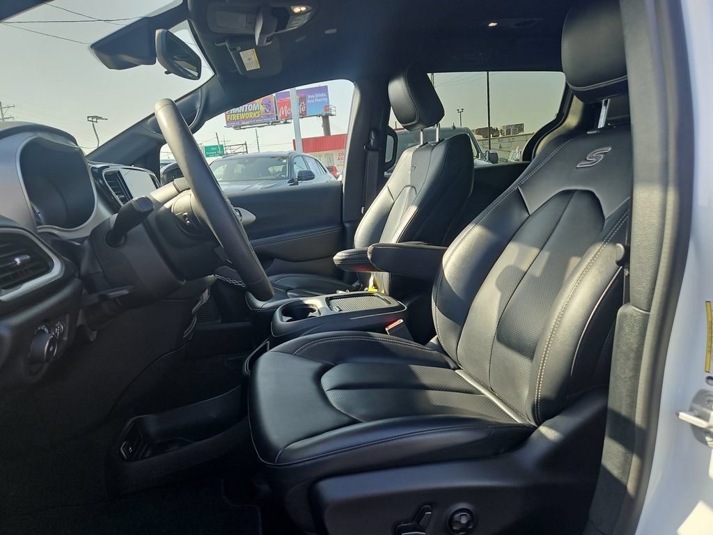 Used 2024 Chrysler Pacifica Limited FWD image 18