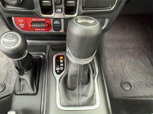 Used 2025 Jeep Wrangler Willys image 28