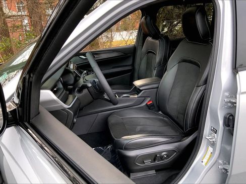 Certified 2025 Jeep Grand Cherokee Altitude image 7