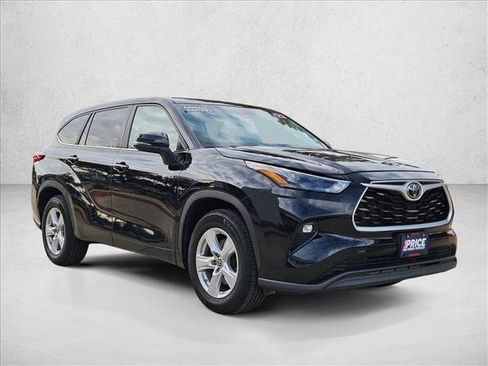 Used 2023 Toyota Highlander LE image 3