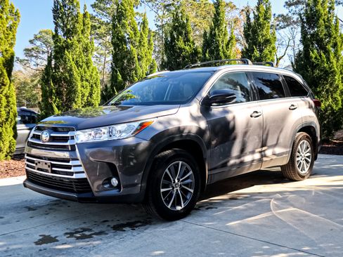 Used 2019 Toyota Highlander XLE image 7