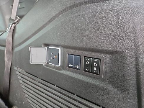 Used 2025 Chevrolet Tahoe High Country image 37