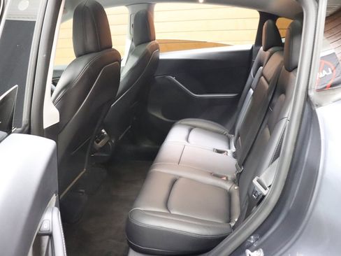 Used 2022 Tesla Model Y Long Range image 42