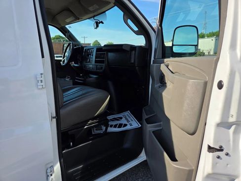 Used 2016 Chevrolet Express 3500 RWD image 16