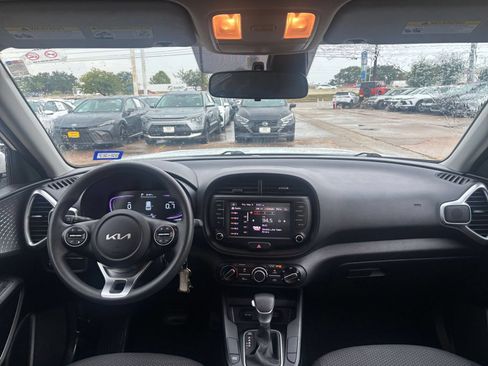 Used 2025 Kia Soul LX w/ LX Technology Package FWD image 30
