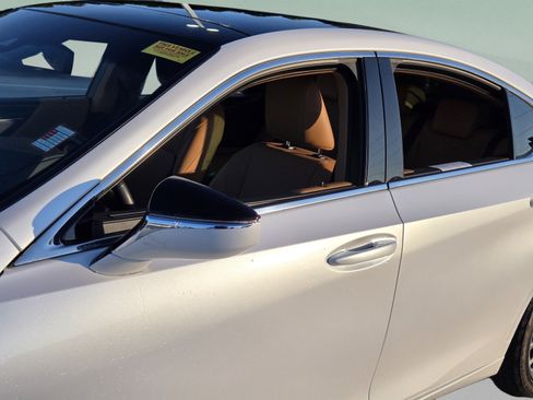 Used 2024 Lexus ES 350 w/ Premium Package FWD image 10