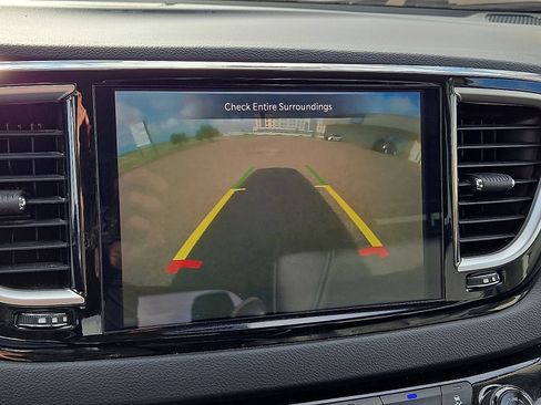Used 2024 Chrysler Pacifica Touring-L FWD image 27
