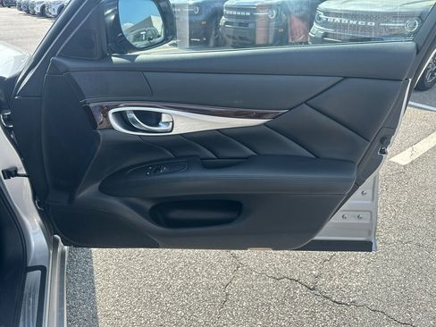 Used 2018 INFINITI Q70 Luxe image 14