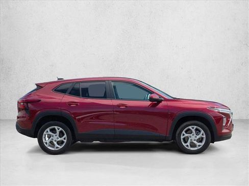 Used 2025 Chevrolet Trax LS w/ LS Convenience Package FWD image 4