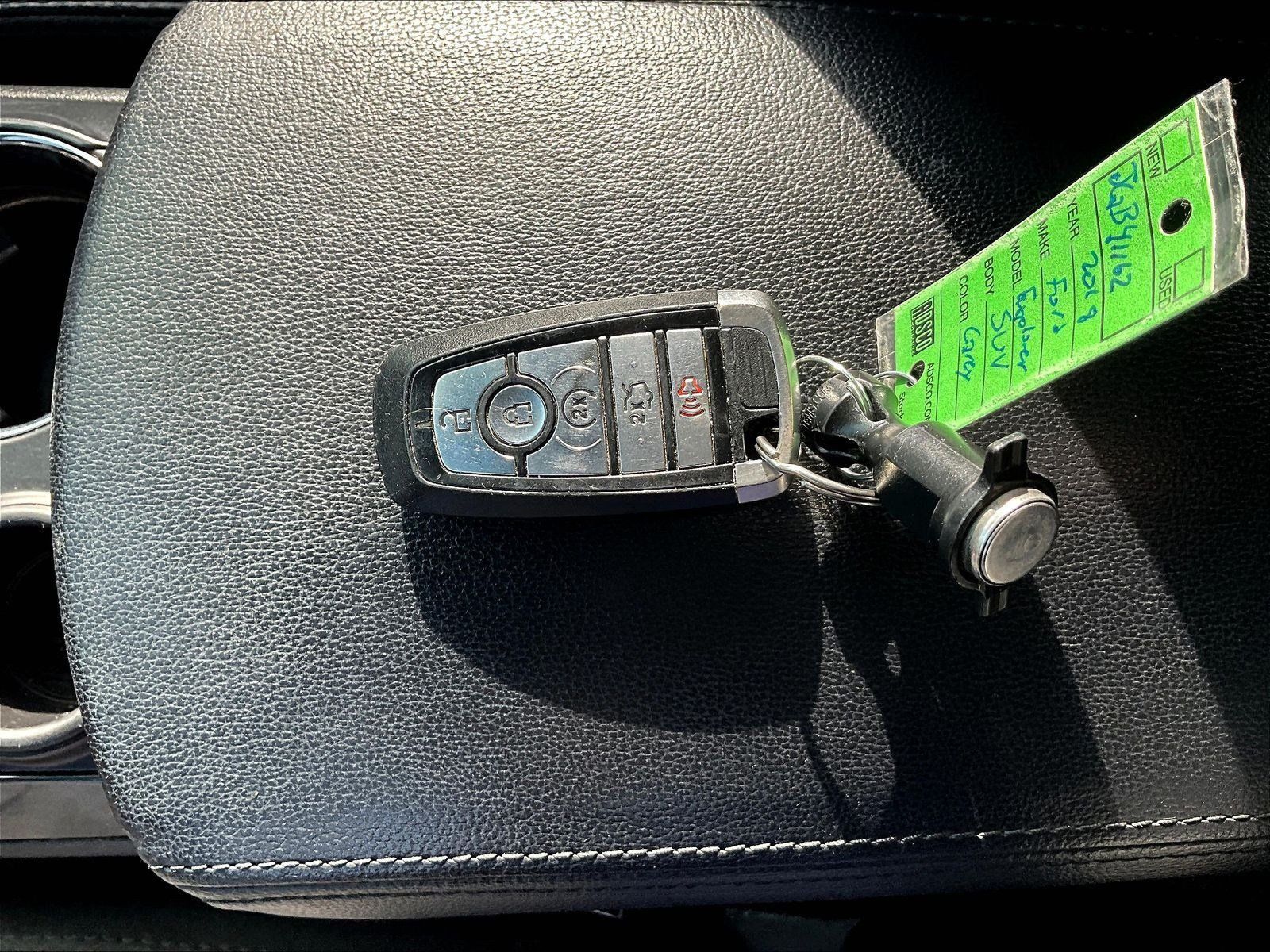 Used 2018 Ford Explorer XLT w/ Equipment Group 202A FWD image 34