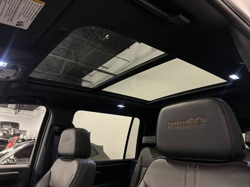 Used 2025 Chevrolet Suburban High Country AWD/4WD image 27