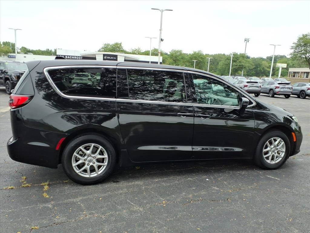 Used 2025 Chrysler Pacifica Select FWD image 8