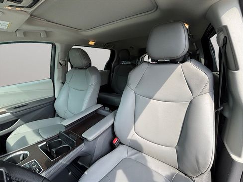 Used 2023 Toyota Sienna XLE FWD image 19