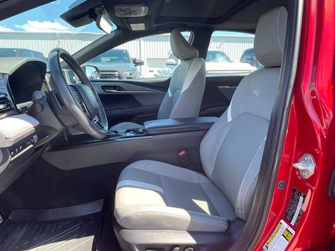 Used 2025 Toyota Camry SE w/ Convenience Package FWD image 9