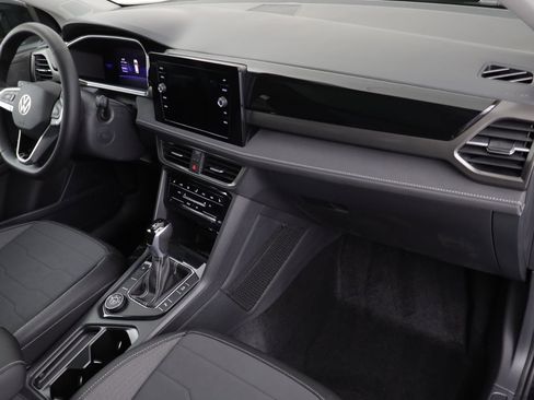 New 2026 Volkswagen Taos SE image 18