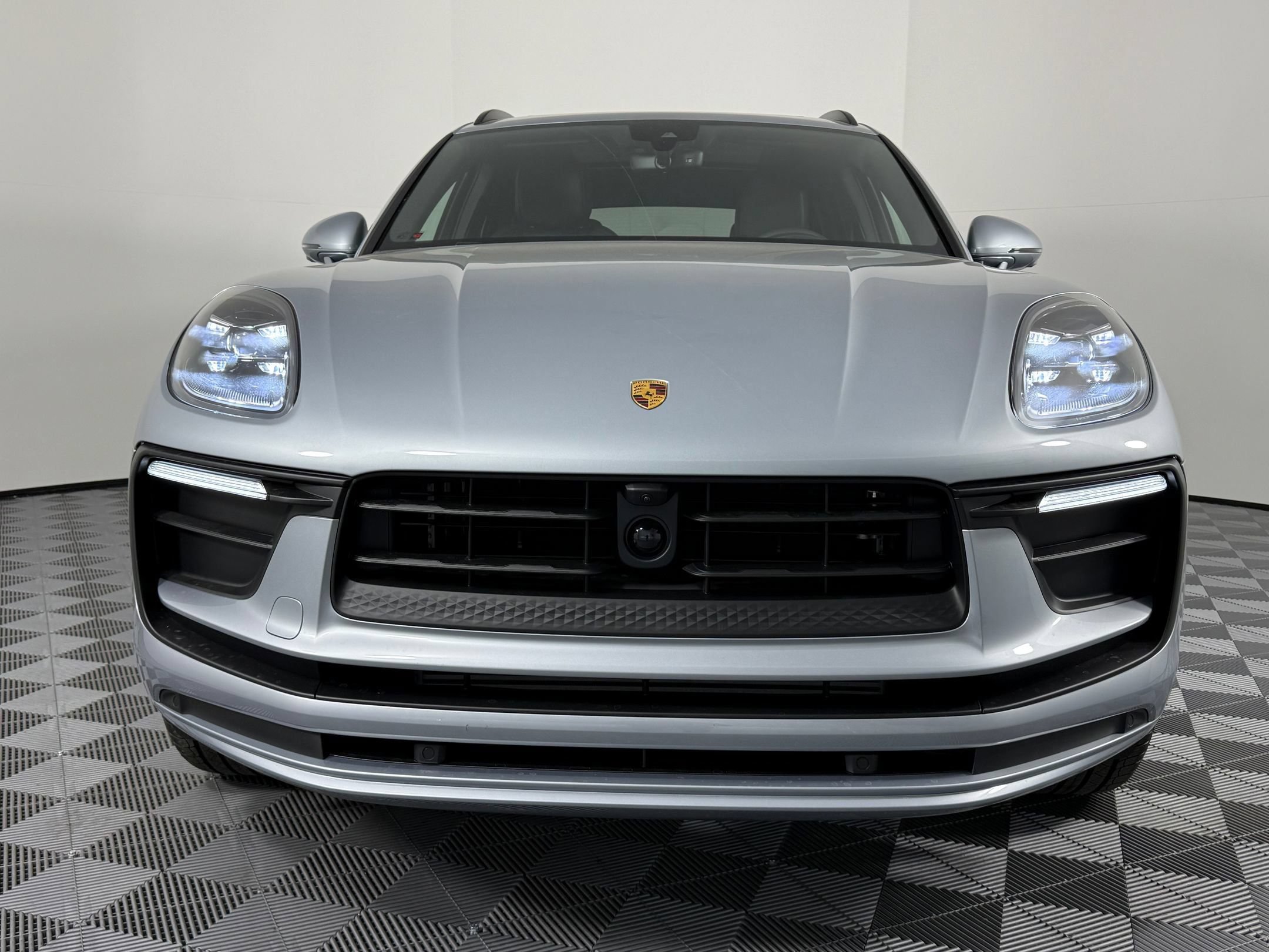 Certified 2026 Porsche Macan AWD/4WD image 6
