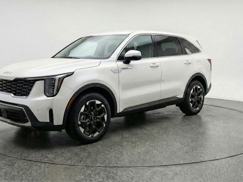 Used 2024 Kia Sorento S image 3