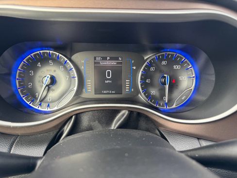 Used 2019 Chrysler Pacifica Touring-L image 19