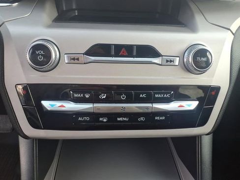 Used 2024 Ford Explorer XLT AWD/4WD image 22