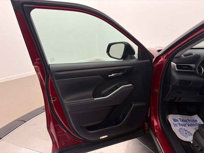 Used 2022 Toyota Highlander XLE AWD/4WD image 23