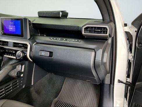 Used 2024 Toyota Tacoma SR AWD/4WD image 21