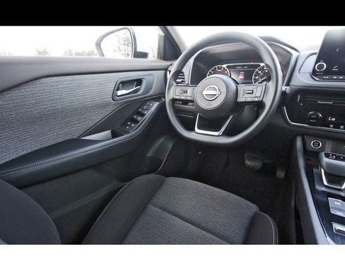Used 2023 Nissan Rogue SV FWD image 9