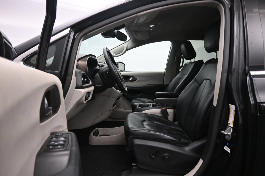 Used 2019 Chrysler Pacifica Touring-L w/ Advanced Safetytec Group FWD image 23