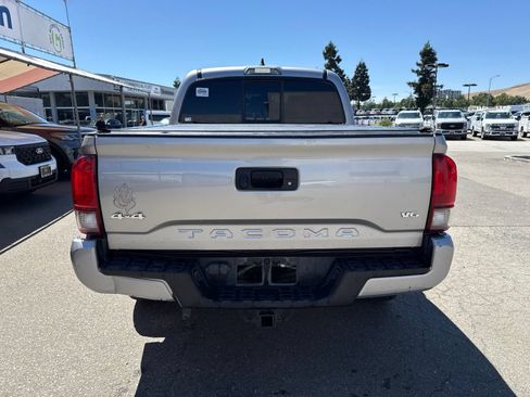 Used 2019 Toyota Tacoma SR AWD/4WD image 4