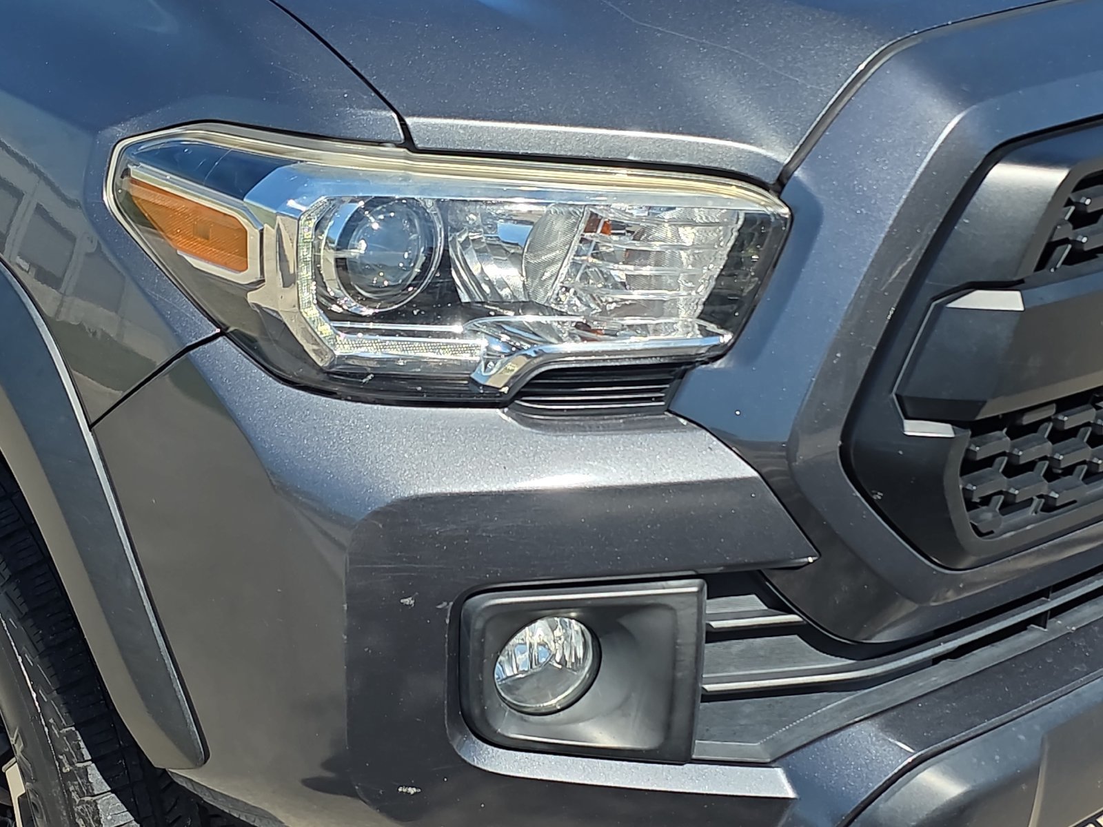 Used 2017 Toyota Tacoma TRD Off-Road w/ Premium & Technology Package AWD/4WD image 28