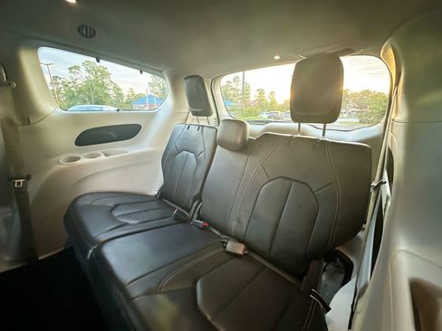 Used 2022 Chrysler Pacifica Touring-L FWD image 18