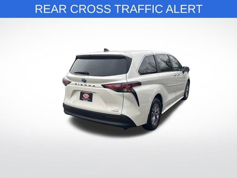 Used 2021 Toyota Sienna XLE image 10