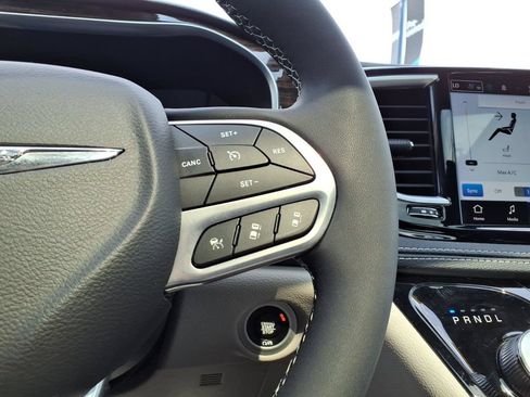 Used 2023 Chrysler Pacifica Limited AWD/4WD image 18