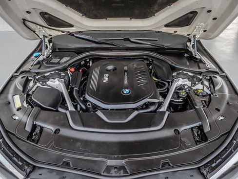 Used 2018 BMW 740i xDrive AWD/4WD image 17