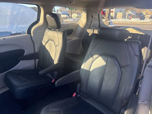 Used 2021 Chrysler Pacifica Touring-L image 12