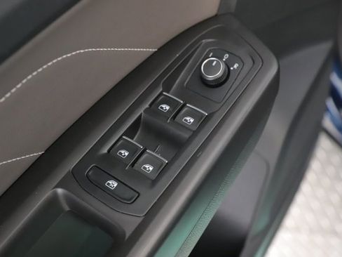 Used 2022 Volkswagen Atlas Cross Sport SE image 19