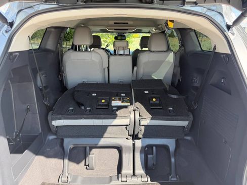Used 2026 Toyota Sienna XLE FWD image 11