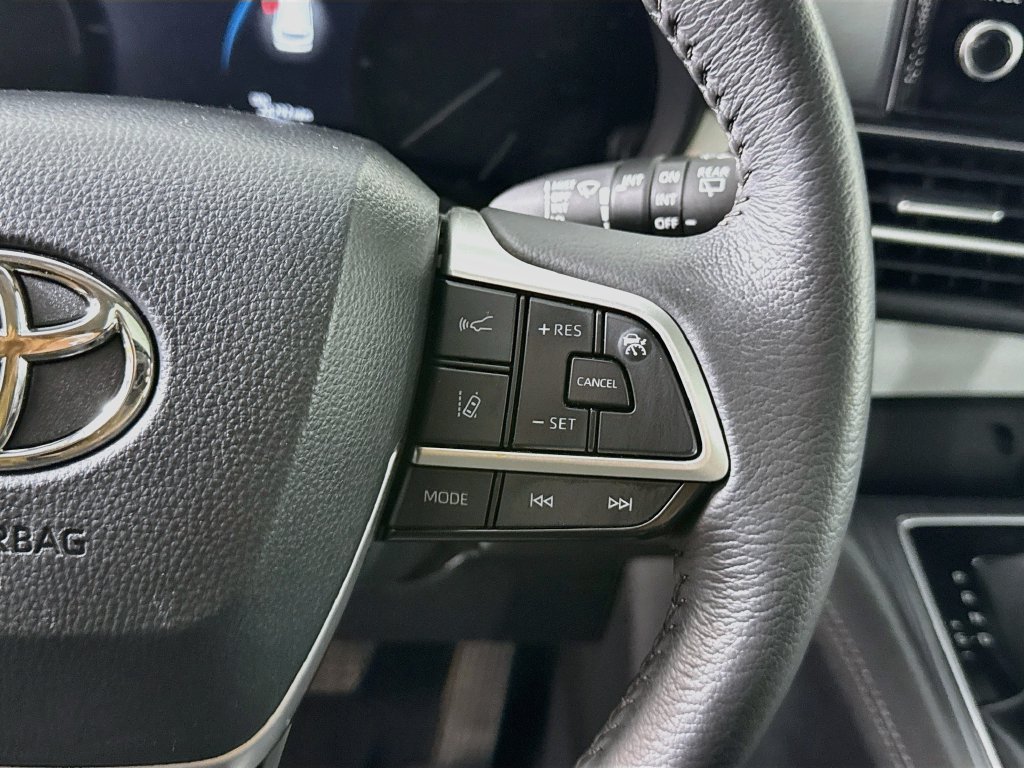Used 2026 Toyota Sienna XLE FWD image 12