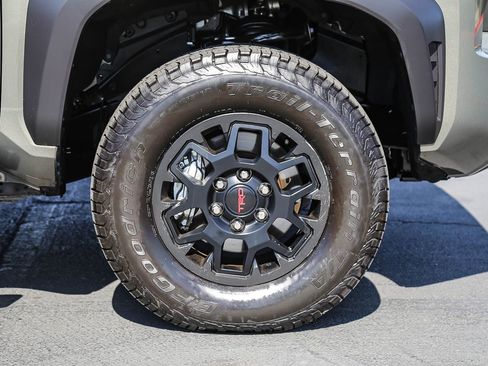 Certified 2025 Toyota Tacoma TRD Off-Road AWD/4WD image 12
