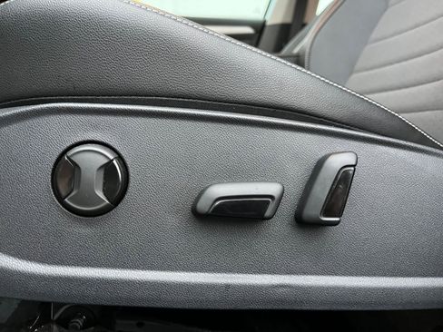 Used 2025 Volkswagen Jetta SE image 23