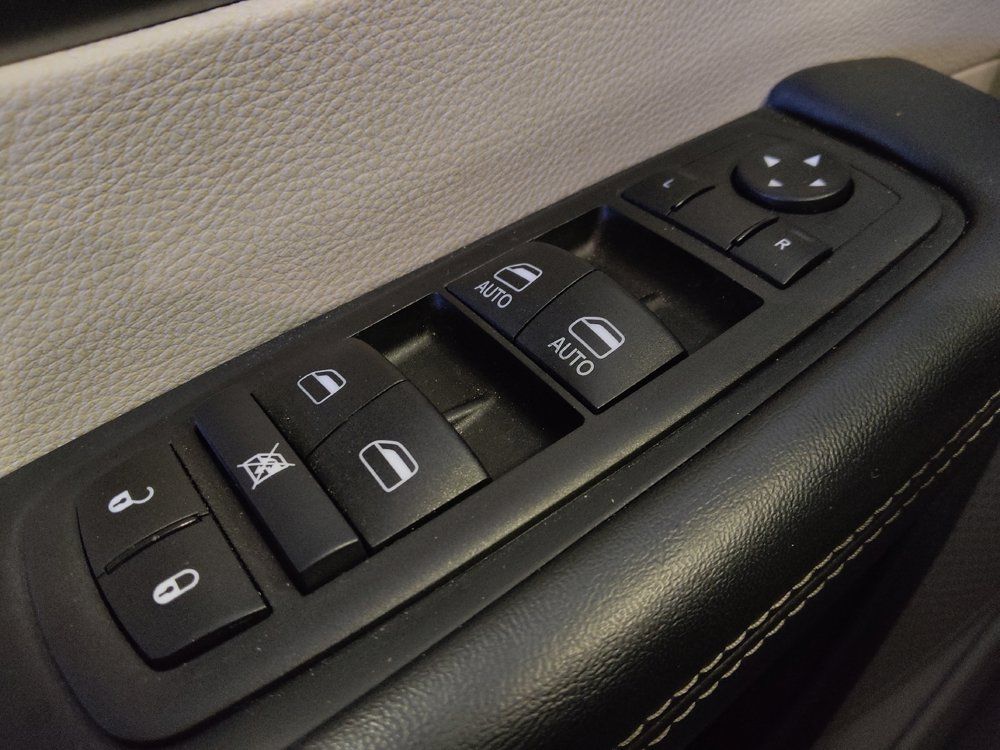 Used 2024 Chrysler Pacifica Touring-L FWD image 27