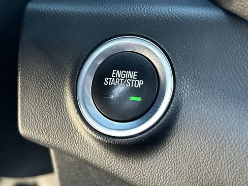 Used 2024 GMC Terrain SLE w/ Driver Convenience Package FWD image 17