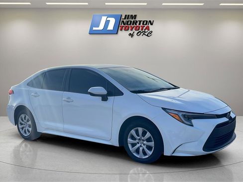 Used 2024 Toyota Corolla LE image 3