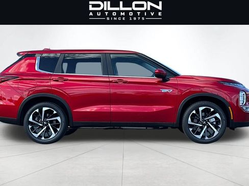 Used 2025 Mitsubishi Outlander 4WD Plug-In Hybrid image 3