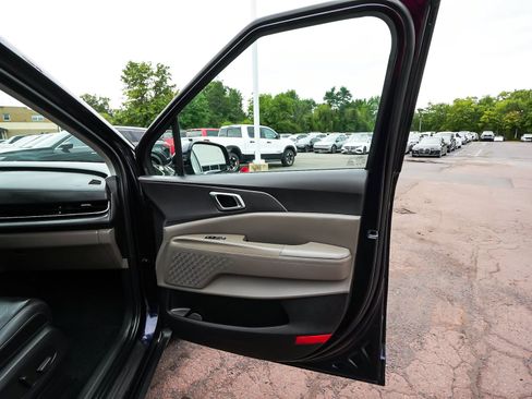 Used 2025 Kia Carnival EX FWD image 13