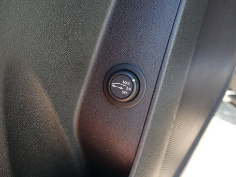 Used 2020 Chevrolet Equinox LT w/ Driver Convenience Package FWD image 18