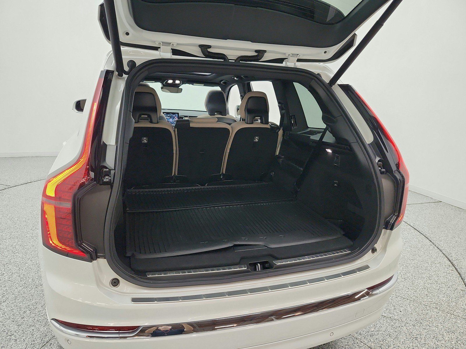 Used 2026 Volvo XC90 T8 Plus w/ Protection Package Premier AWD/4WD image 21